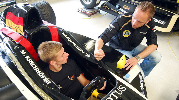 Karol Basz testuje F1 Lotusa